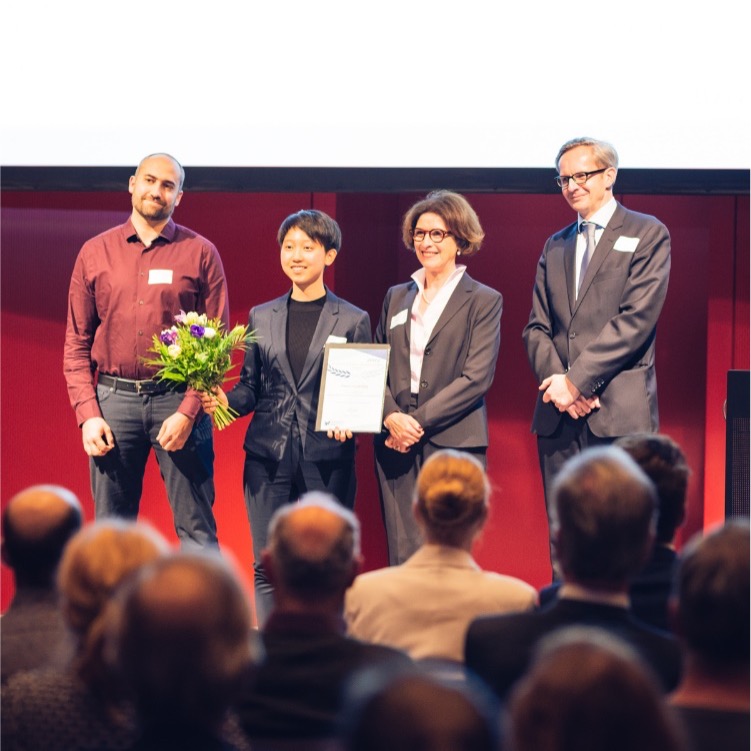 Yu-Hsuan Peng receiving the Prof. Franz Brandstetter Award