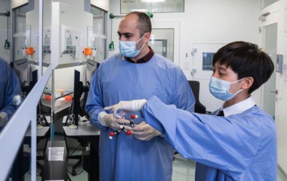 Elisha Krieg and Yu-Hsuan Peng working in the laboratory